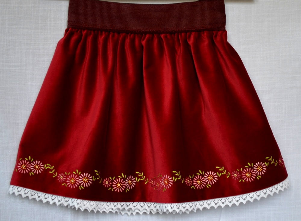 Skirt embroidered