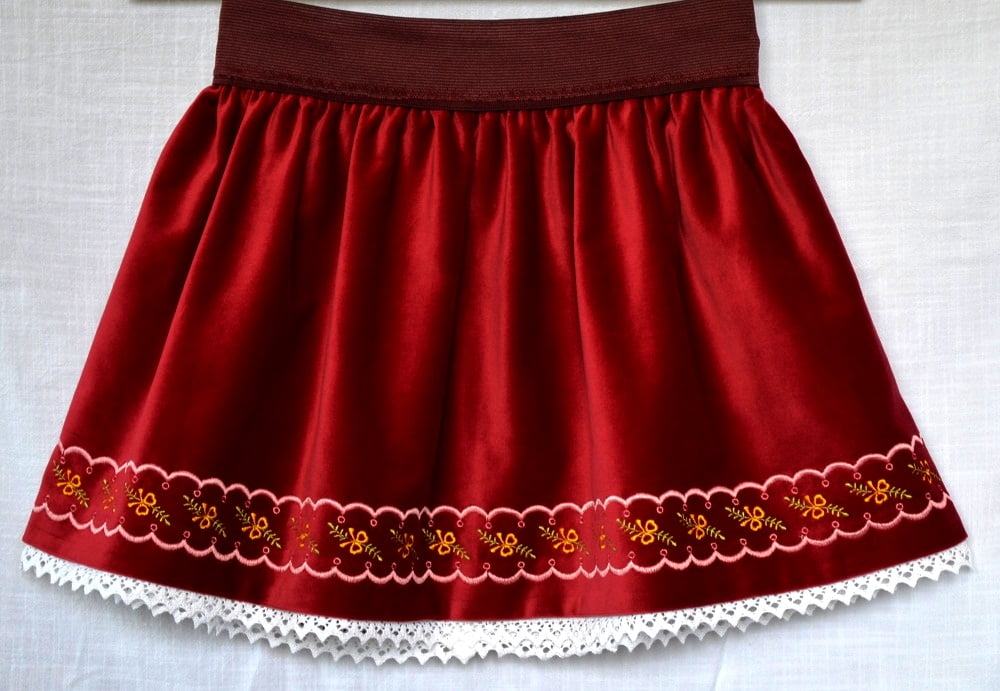 Skirt embroidered